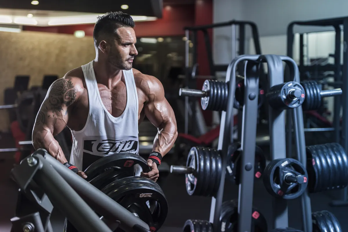 Athlète à l'entraînement sur des machines Telju dans une salle de sport