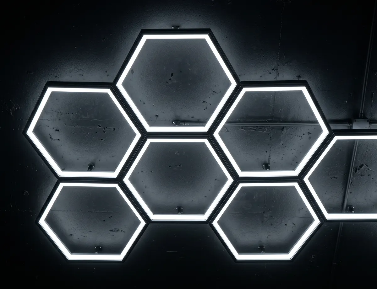 Éclairage LED hexagonal pour salles de sport — design lumineux Telju