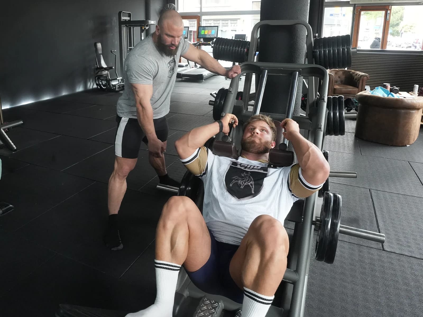Entraînement sur une machine Plate Loaded Telju PEAK en salle