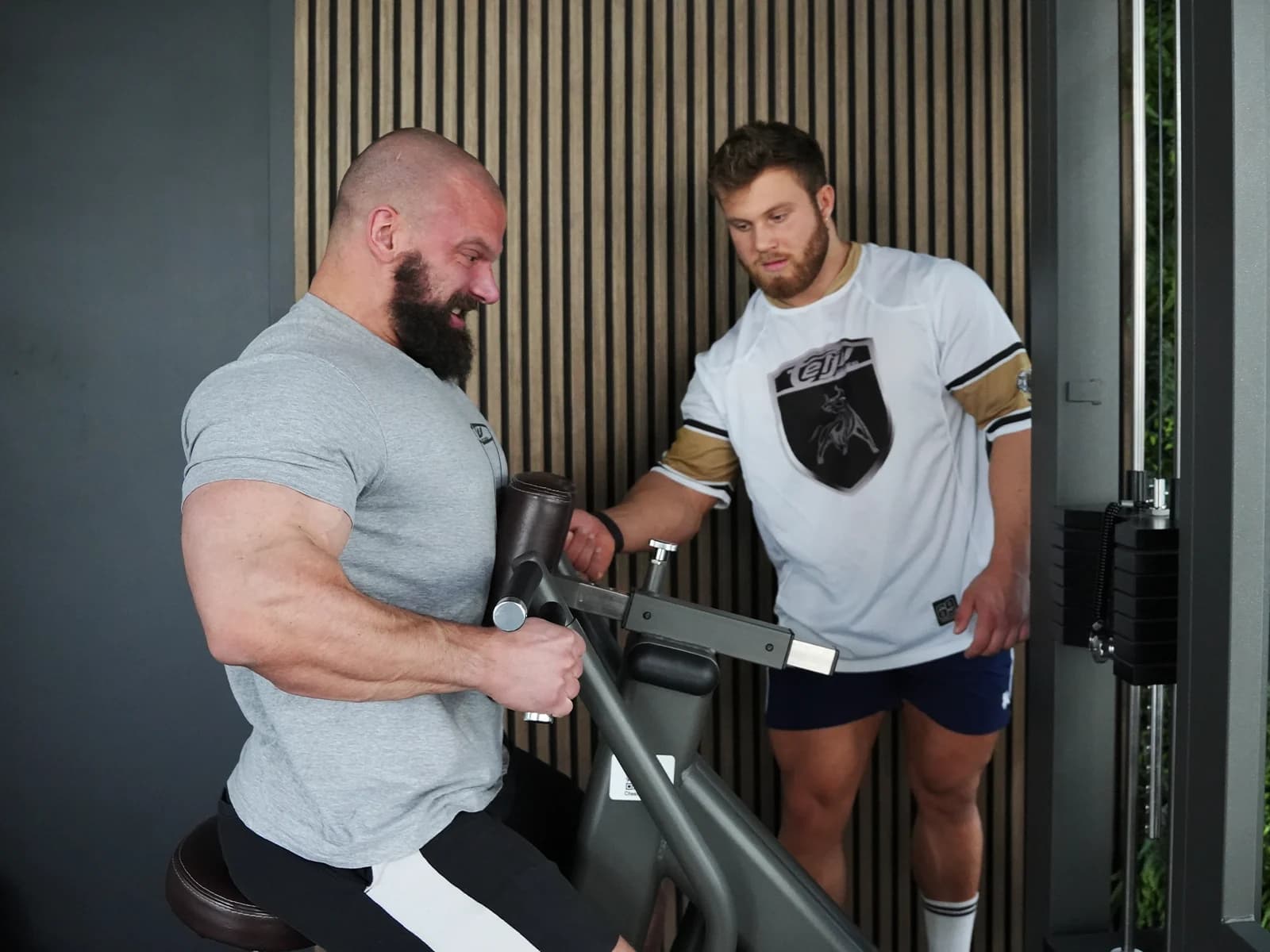 Entraînement sur une machine à câbles Telju SHOCK en salle