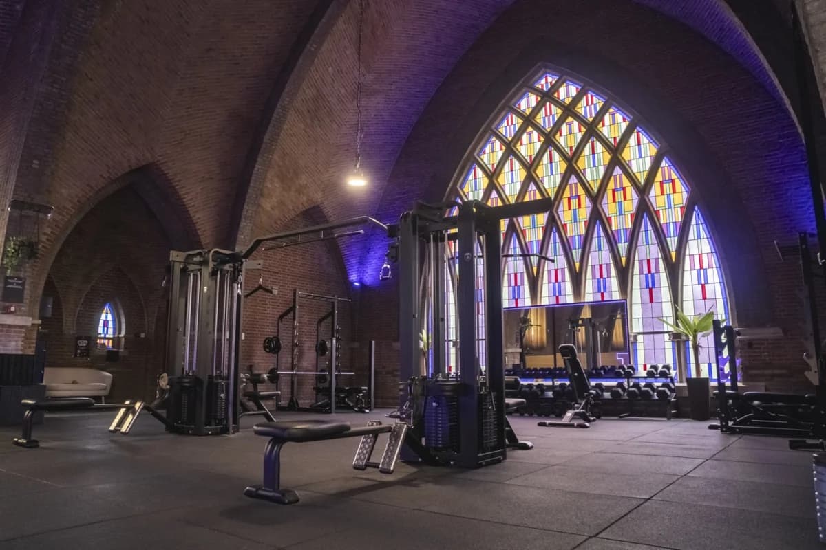 Holy Fit — salle équipée par Telju dans une église réaménagée